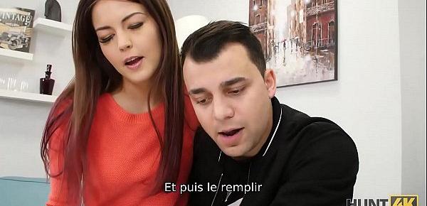  HUNT4K. Chatte rasée est pénétrée dur devant son petit ami
